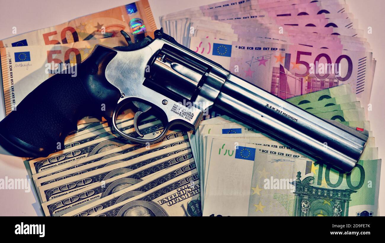 Revolver Smith e Wesson 357 magnum on a background of euro banknotes ...