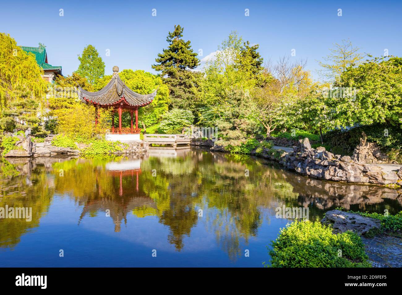 Classical chinese rock garden hi-res stock photography and images 