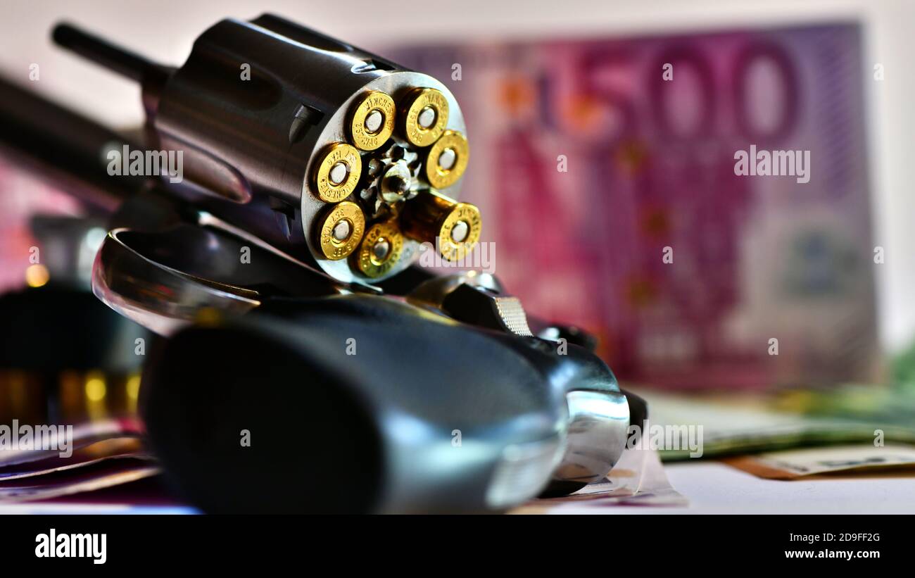 Revolver Smith e Wesson 357 magnum on a background of euro banknotes ...
