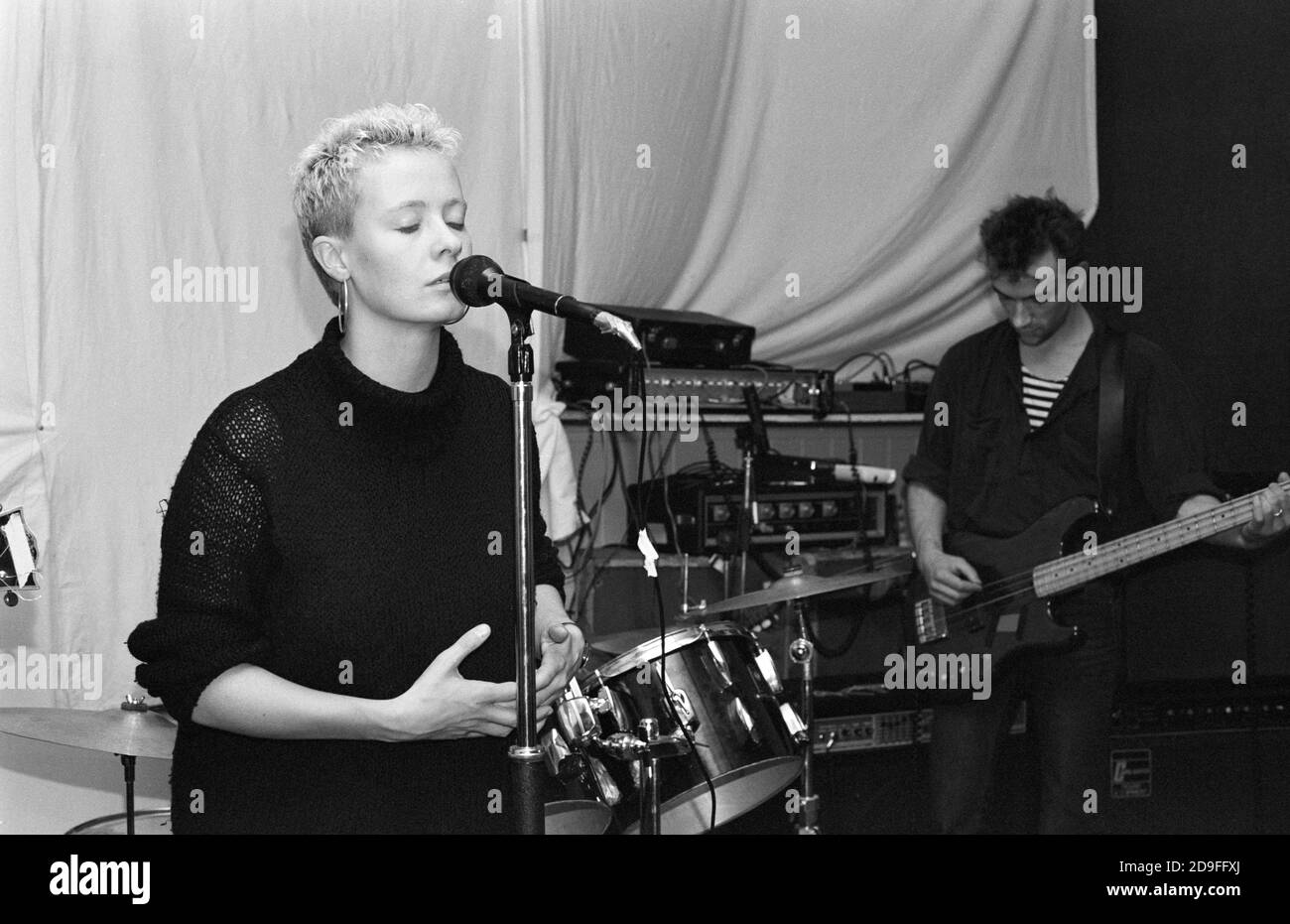 Jane Bromley and Neil Woodward of Sheffield band A.C. Temple playing at the Horse and Groom pub in Bedford, UK, in 1987. Stock Photo