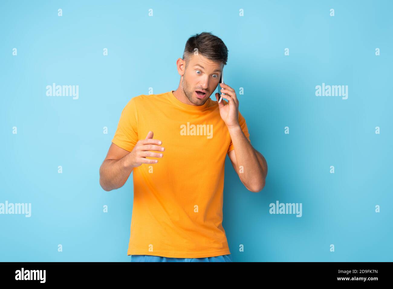 Man in yellow shirt talking hi-res stock photography and images - Alamy