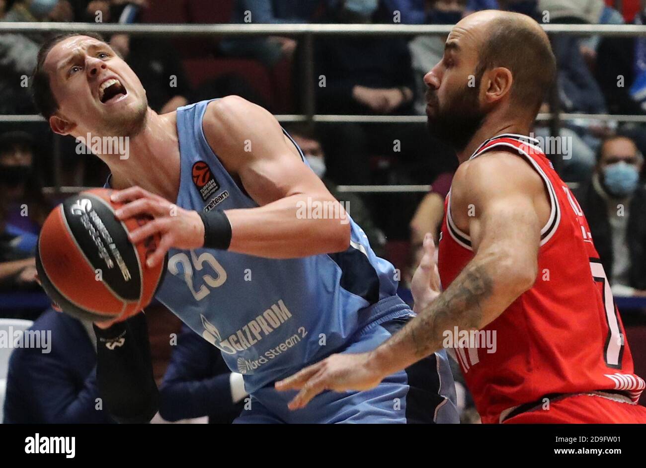 St Petersburg, Russia. 5th Nov, 2020. Zenit St Petersburg's Mateusz Ponitka  (L) and Olympiacos Piraeus's Vassilis Spanoulis in a 2020-21 Euroleague  Regular Season Round 7 basketball match between Zenit St Petersburg and