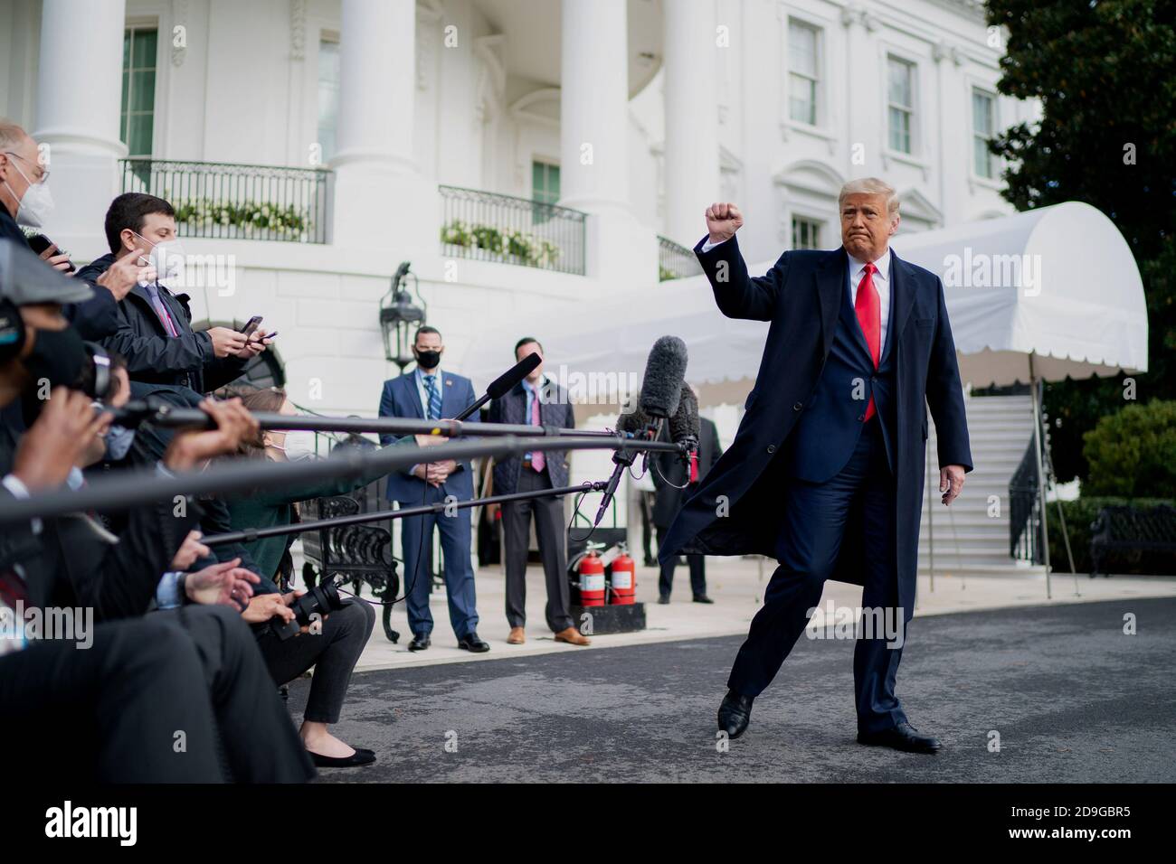 WASHINGTON DC, USA - 30 October 2020 - US President Donald J. Trump gives a fist bump to the press Friday, Oct. 30, 2020, prior to boarding Marine One Stock Photo