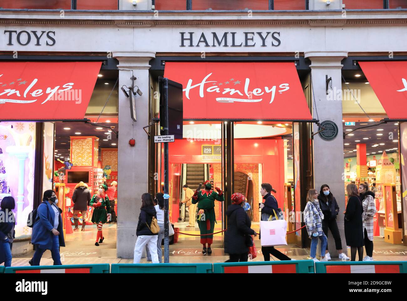 Hamleys toy shop on Regents Street busy wth Christmas shoppers the day before shops close for the 2nd national lockdown for in central London, UK Stock Photo - Alamy