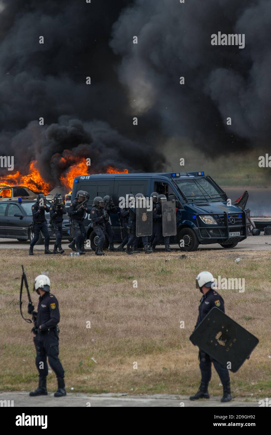 MADRI, SPAIN - May 21, 2016: El grupo especial de operaciones de la policia nacional realizando un simulacro de atentado terrorista Stock Photo