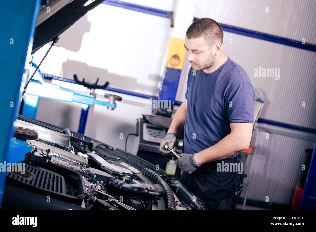 Car mechanic in repair shop Stock Photo - Alamy