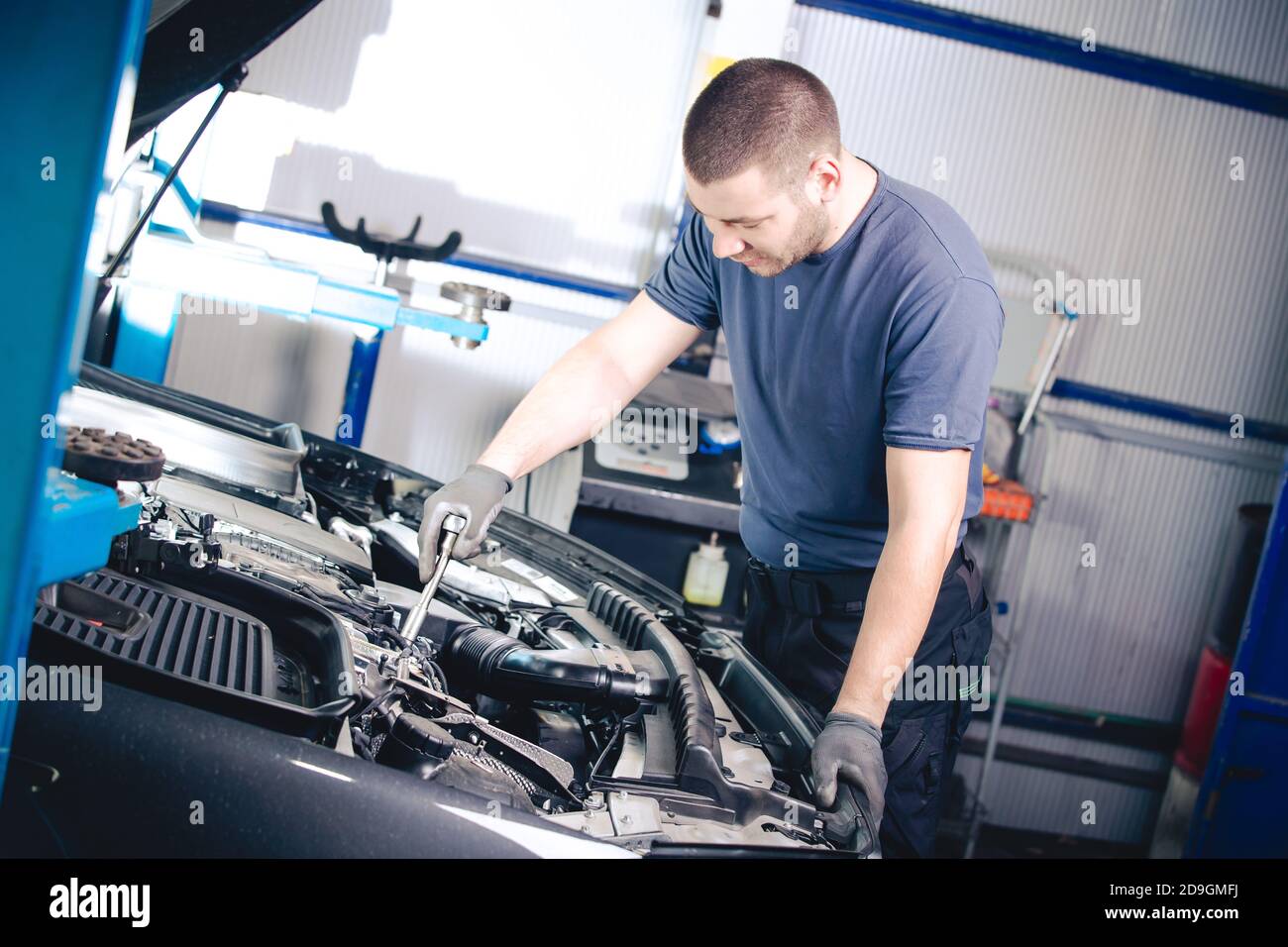Workcomp Mechanic Mechanic in blue work hi-res stock photography and images - Alamy