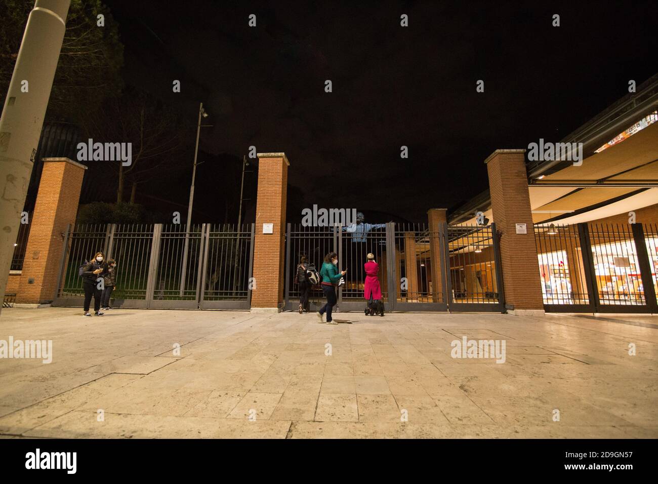 Rome, Italy. 05th Nov, 2020. Photo projected this evening, 5 November 2020, on the dome of the Sinopoli Hall of the Auditorium Parco della Musica in Rome to greet the great Italian actor Gigi Proietti on the day of city mourning. (Photo by Matteo Nardone/Pacific Press) Credit: Pacific Press Media Production Corp./Alamy Live News Stock Photo