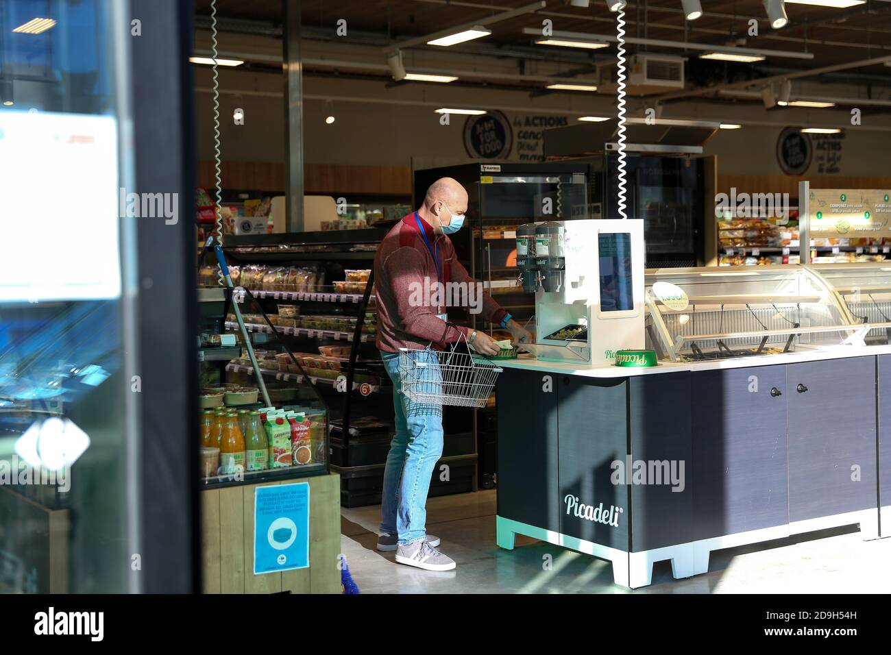 Brussels, Belgium. 5Th Nov, 2020. A Man Wearing A Face Mask Is Seen In A Supermarket In Brussels, Belgium, Nov. 5, 2020. The European Union (Eu) On Thursday Ditched Hope Of A