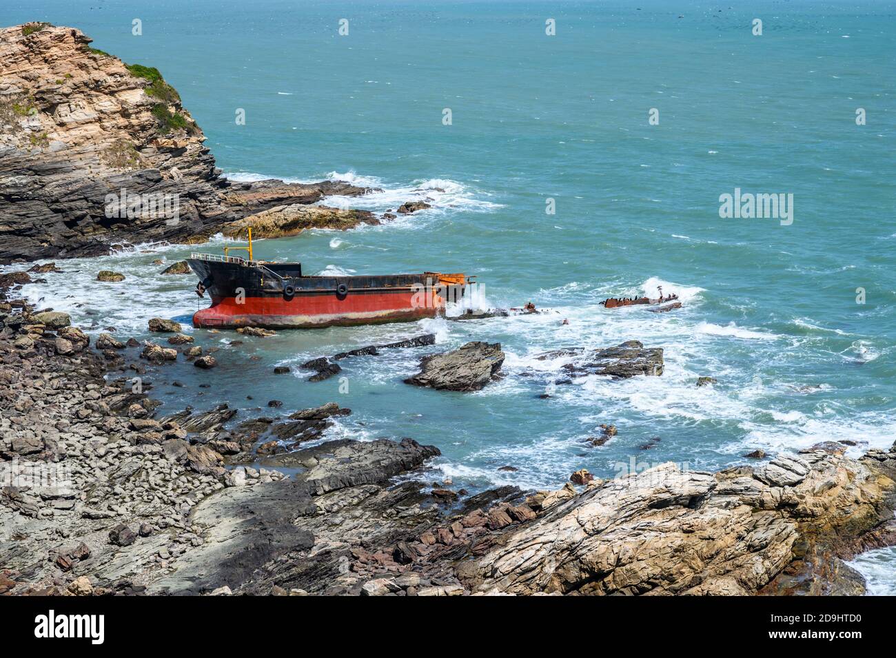 Boat stranded on the beach Stock Photo - Alamy