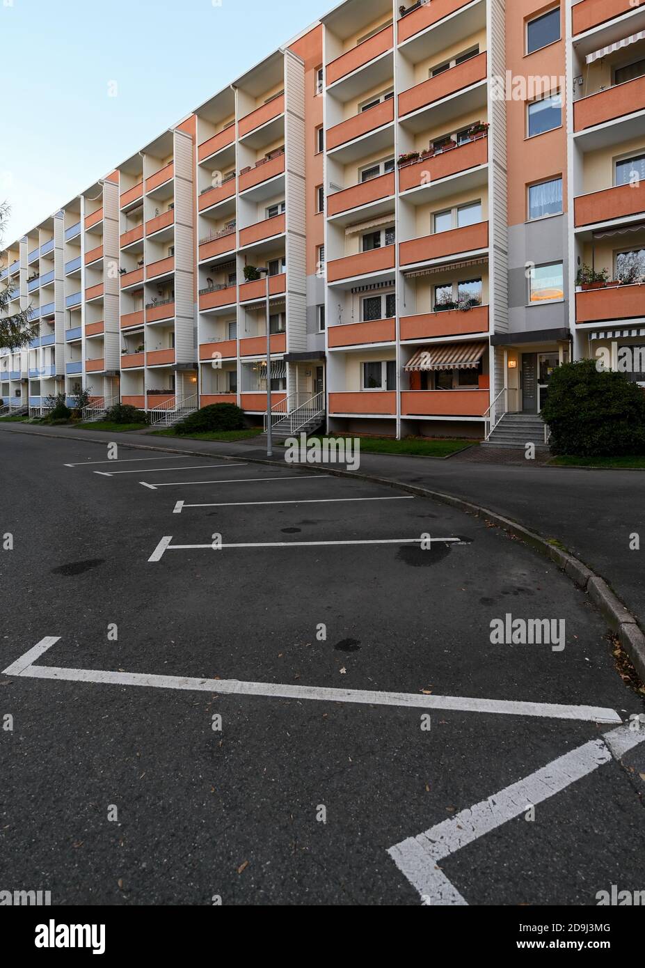 Chemnitz, Germany. 06th Nov, 2020. The Markersdorf district appears empty  during the evacuation. After the discovery of an aerial bomb from the  Second World War, residents in the restricted area around the