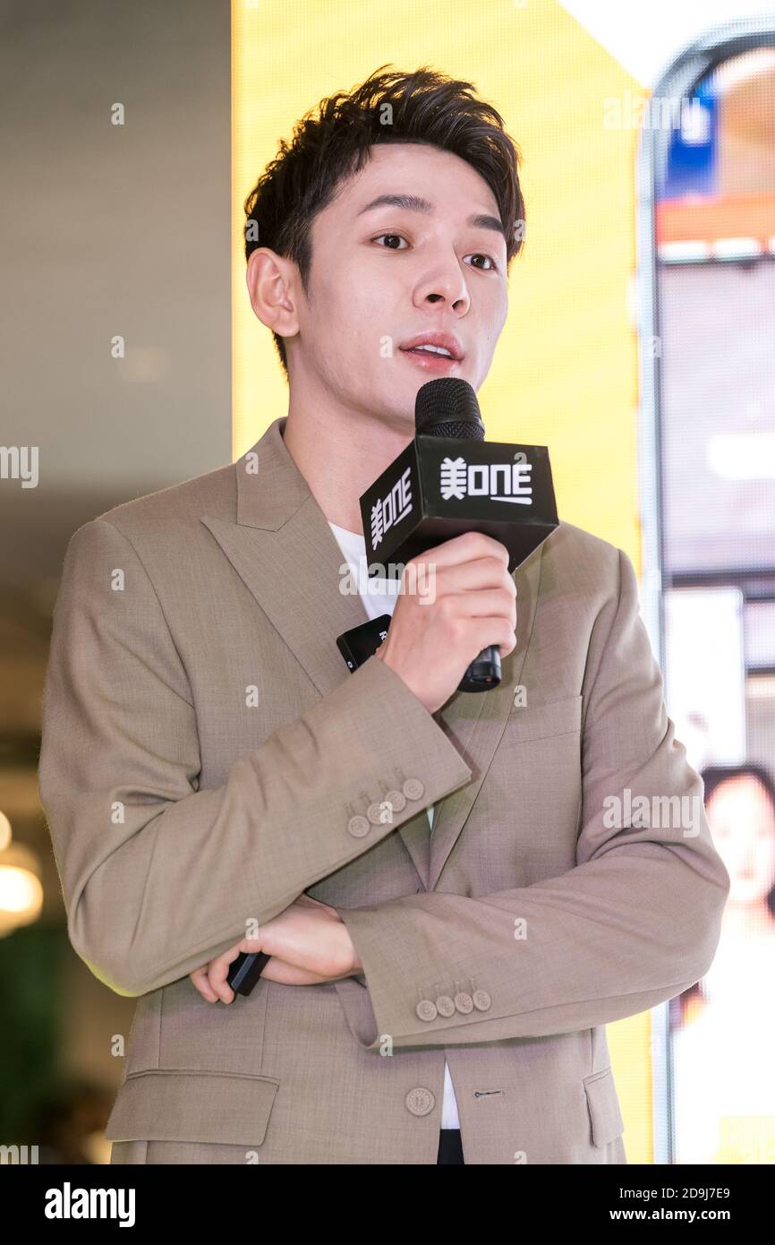 Chinese beauty influencer and "lipstick king" Li Jiaqi takes his pet