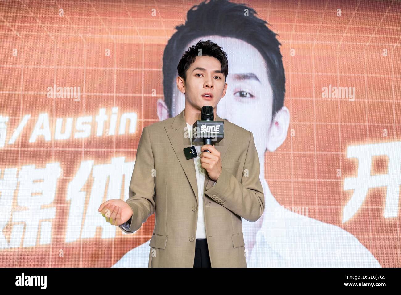 Chinese beauty influencer and "lipstick king" Li Jiaqi takes his pet