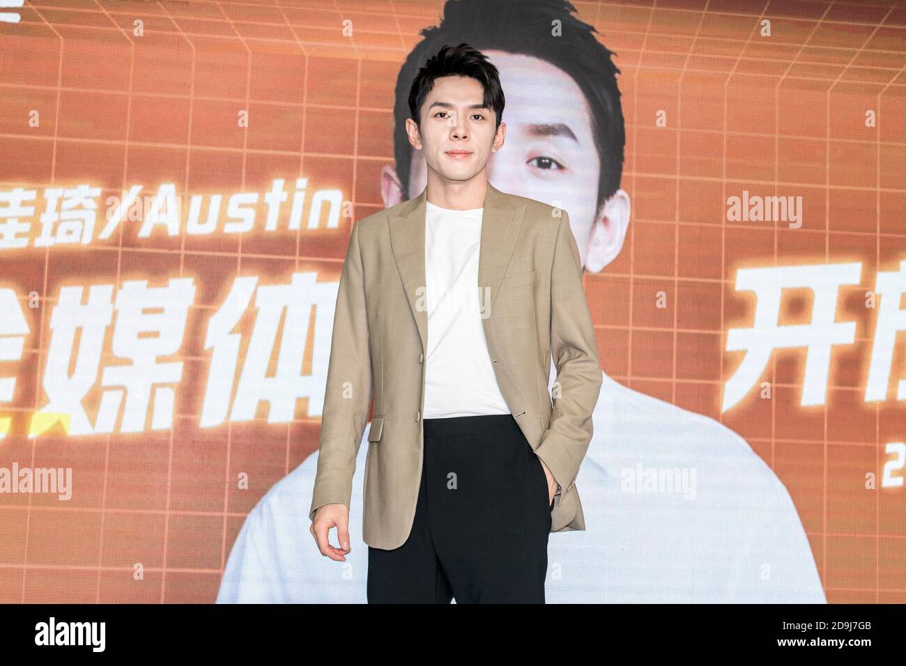 Chinese beauty influencer and "lipstick king" Li Jiaqi takes his pet