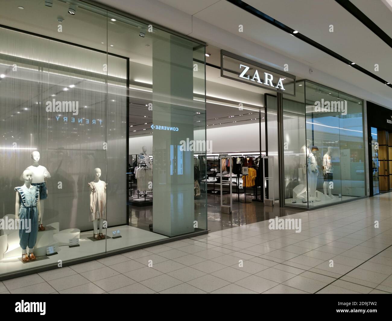 Zara shop sign hi-res stock photography and images - Page 8 - Alamy