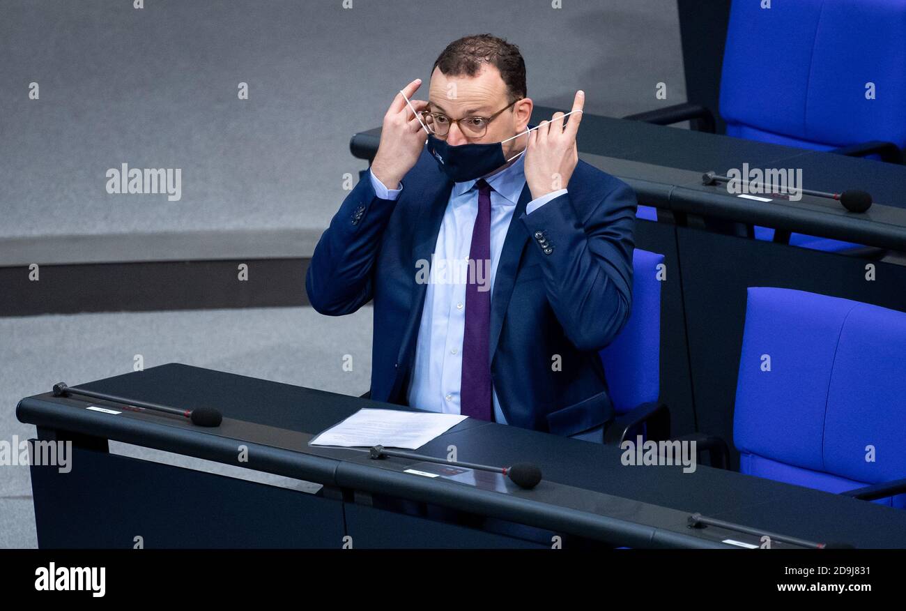 Berlin, Germany. 06th Nov, 2020. Jens Spahn (CDU), Federal Minister of Health, takes off his mouth and nose protector in the plenary session of the German Bundestag. The main topics of the 190th session of the 19th legislative period are various debates on measures to be taken in the wake of the Corona pandemic, jobs in the automotive industry, the global situation of religious freedom, and the situation of the older generation. Credit: Bernd von Jutrczenka/dpa/Alamy Live News Stock Photo