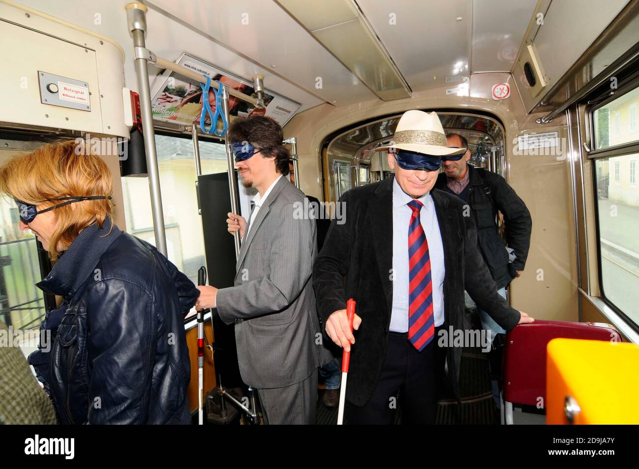 Blinde Menschen in der Straßenbahn Stock Photo