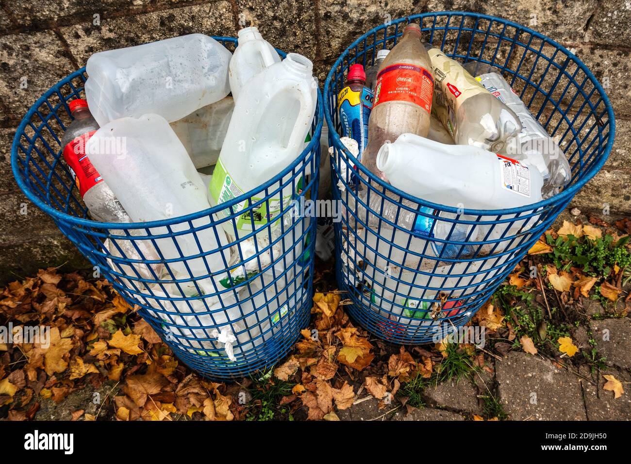 Empty dustbin hi-res stock photography and images - Alamy