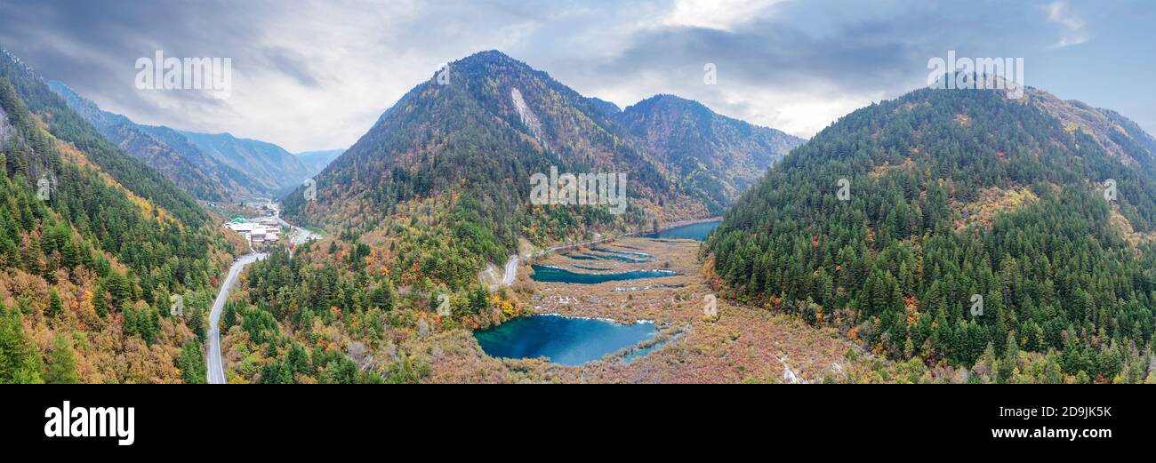 Aerial view of the beautiful autumn scenery of Jiuzhaigou in Aba Tibetan and Qiang autonomous prefecture, southwest China's Sichuan province, 24 Octob Stock Photo