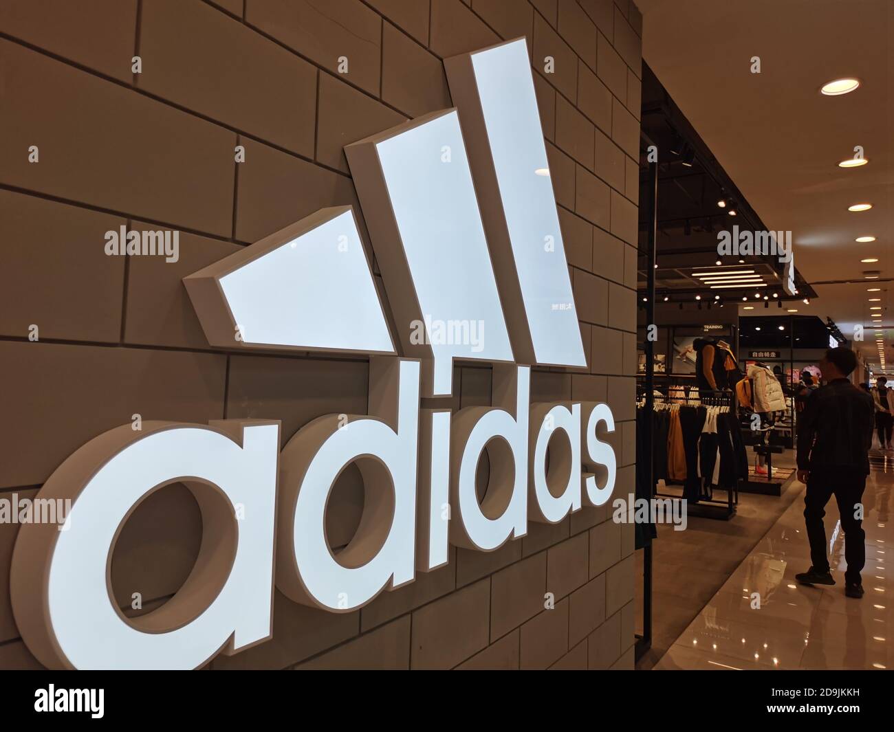 Page 17 - Brand Store High Resolution Stock Photography and Images - Alamy