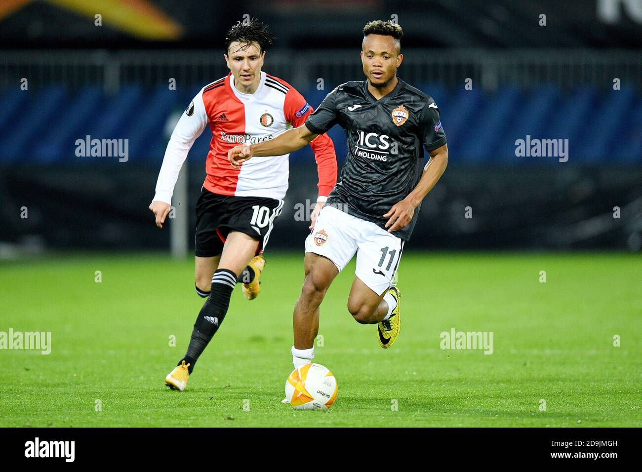 Rotterdam, The Netherlands. 5th Nov, 2020. Steven Berghuis of Feyenoord, Chidera Ejuke of CSKA Moskva during the UEFA Europa League, Group Stage, Group K football match between Feyenoord and CSKA Moskva on november 5, 2020 at De Kuip stadium in Rotterdam, The Netherlands - Photo Yannick Verhoeven/Orange Pictures/DPPI/LM Credit: Paola Benini/Alamy Live News Stock Photo