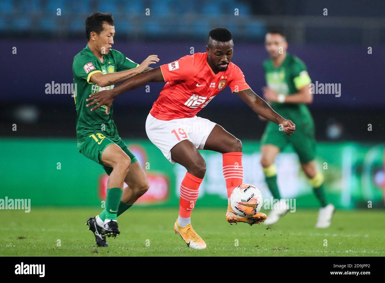 Brazilian-born Chinese football player Fernando Henrique, also known as Fei Nanduo, of Guangzhou Evergrande Taobao F.C., right, protects the ball duri Stock Photo