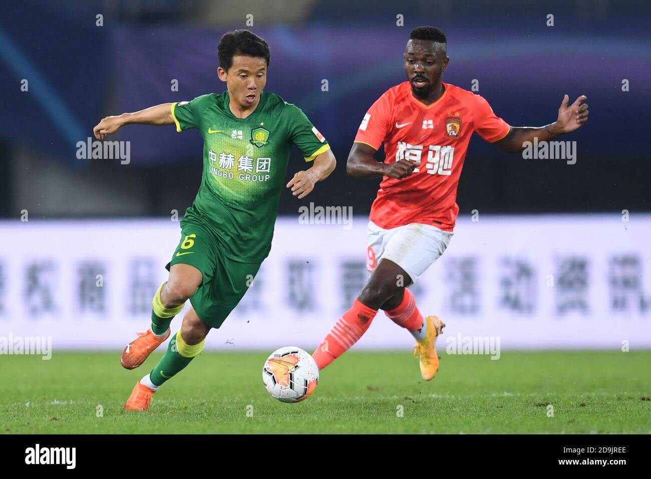 Brazilian-born Chinese football player Fernando Henrique, also known as Fei Nanduo, of Guangzhou Evergrande Taobao F.C., right, chases after the ball Stock Photo