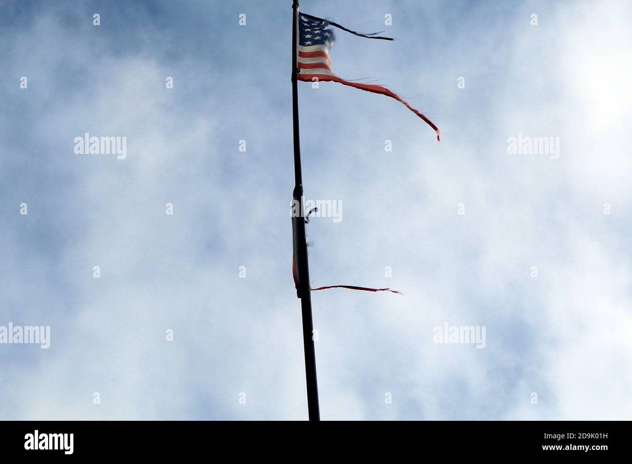 zerfetzte amerikanische Flagge am Strand von Omaha Beach, Normandie, Frankreich Stock Photo