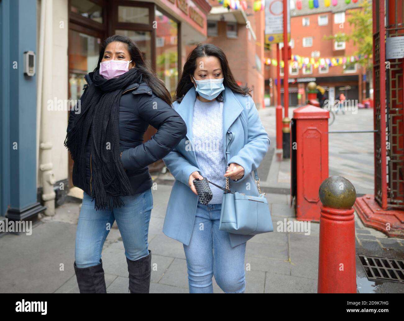 Two young women wearing facemasks hi-res stock photography and images ...
