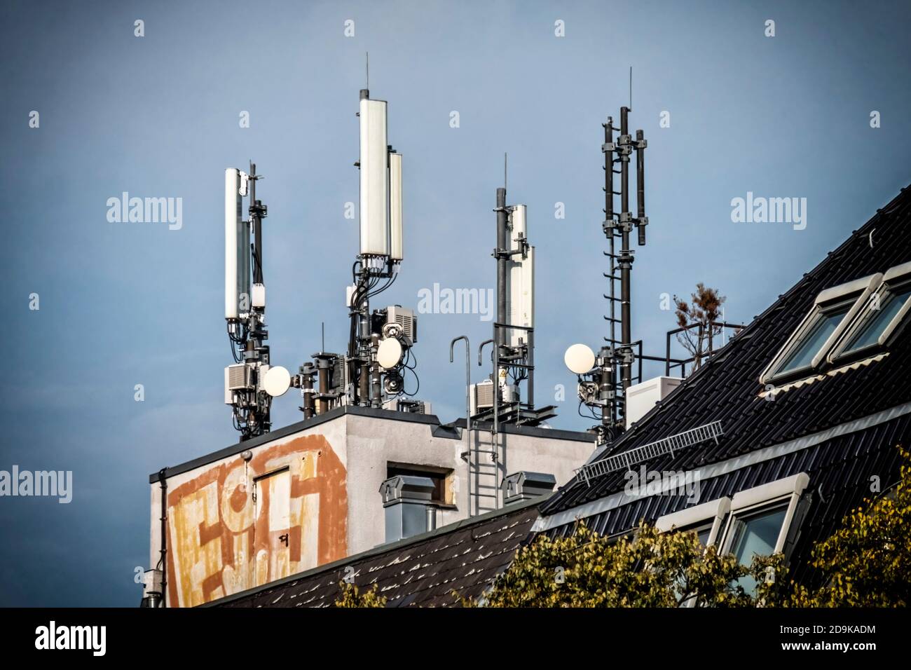Mobilfunkantenne auf dem Dach, Symbolbild, Paul-Lincke-Ufer, Berlin, Kreuzberg Stock Photo