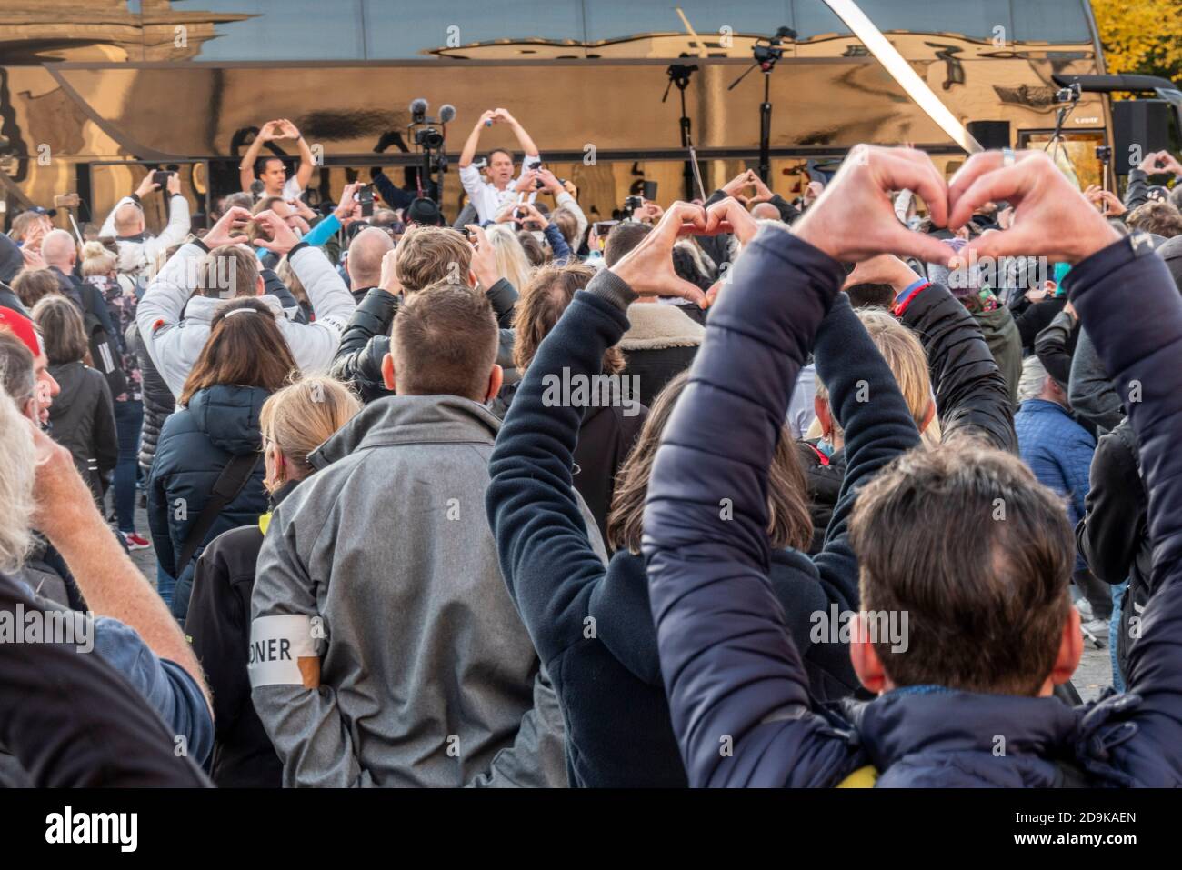 Demo von Verschwörungstheoretikern und Queerdenkern am Brandenburger Tor am 25.10.2020 . Auch Attila Hildmann schrie seine Hetzparolen in die Menge. Stock Photo