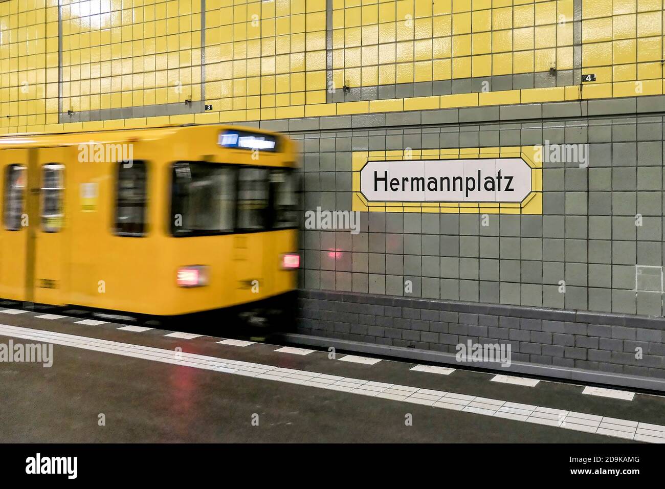 U-Bahn Station Hermannplatz, U7, Bahnsteig, BVG, oeffentlicher Nahverkehr, Berlin Stock Photo