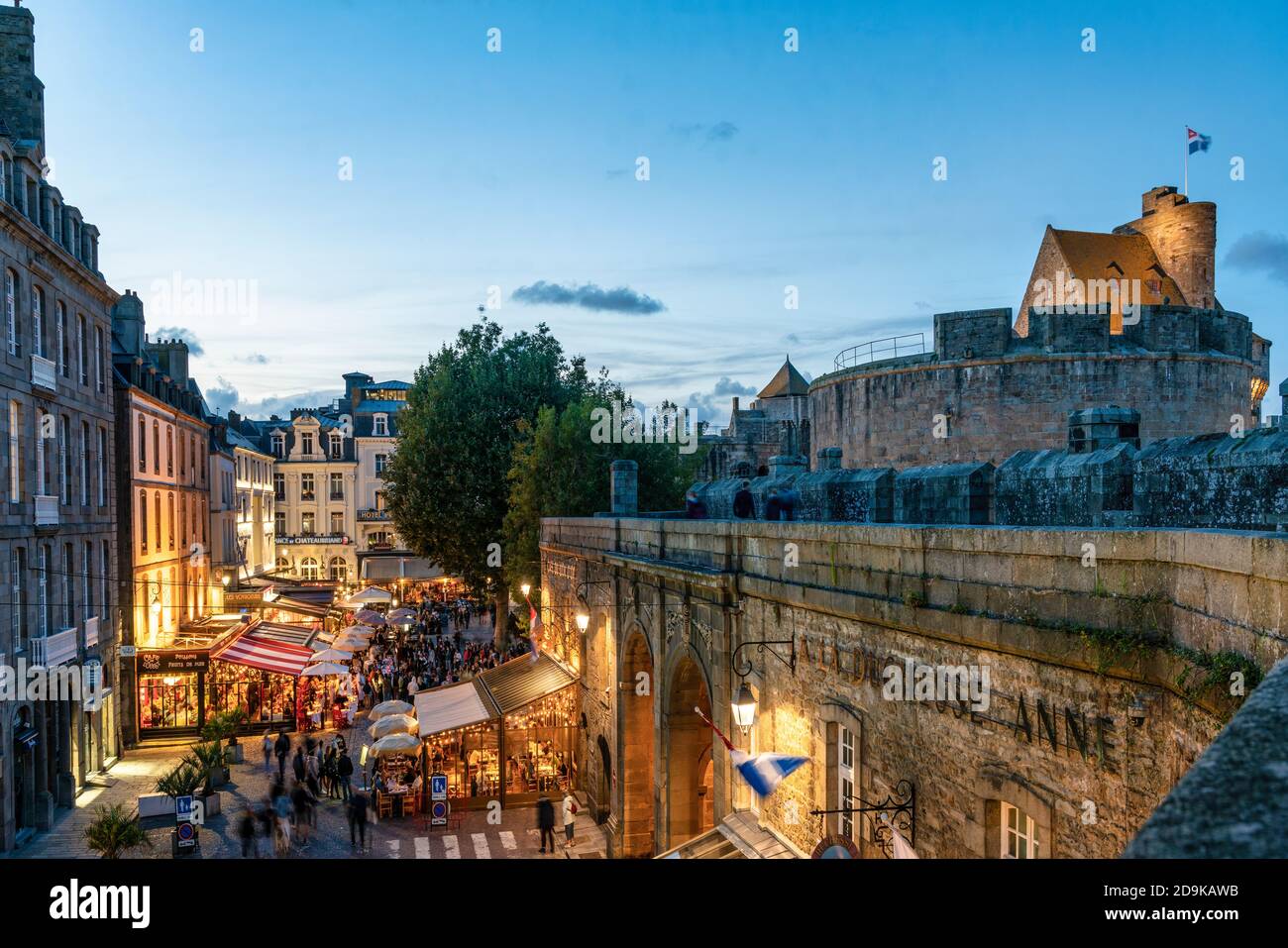 Blick von der Festungsmauer in Saint-Malo, Porte Saint Thomas, Cafes, Restaurants am Abend, Ille et Vilaine, Cote d'Emeraude (Smaragdkueste), Stock Photo