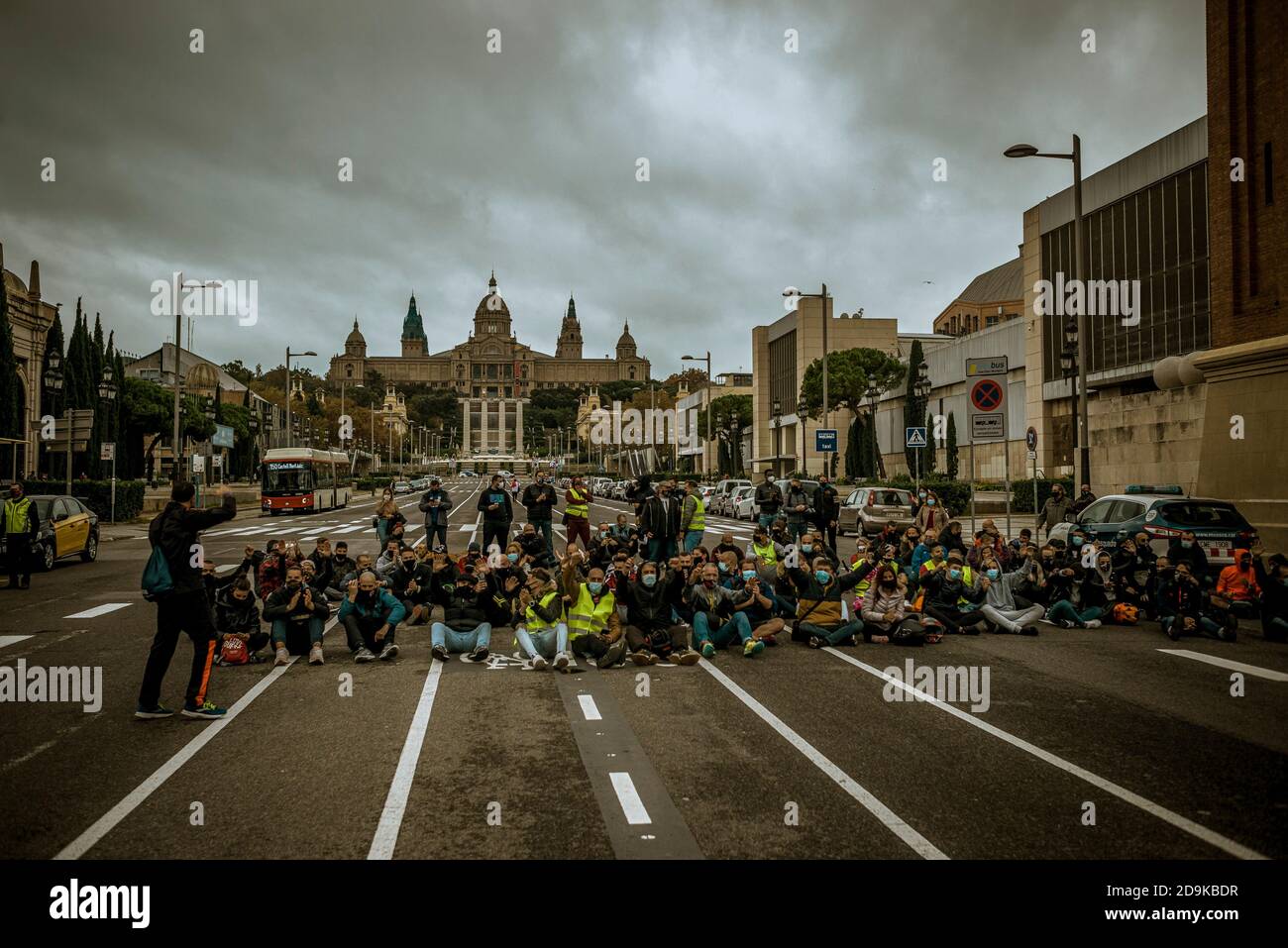 Barcelona, Spain. 6th Nov, 2020. Affected protesters block a central road shouting slogans against anti-covid19 measures as closures in the hospitality and leisure sector, nocturnal curfew and limitations of social contacts imposed by the Catalan government due to the accelerated spread of the coronavirus. Credit: Matthias Oesterle/Alamy Live News Stock Photo