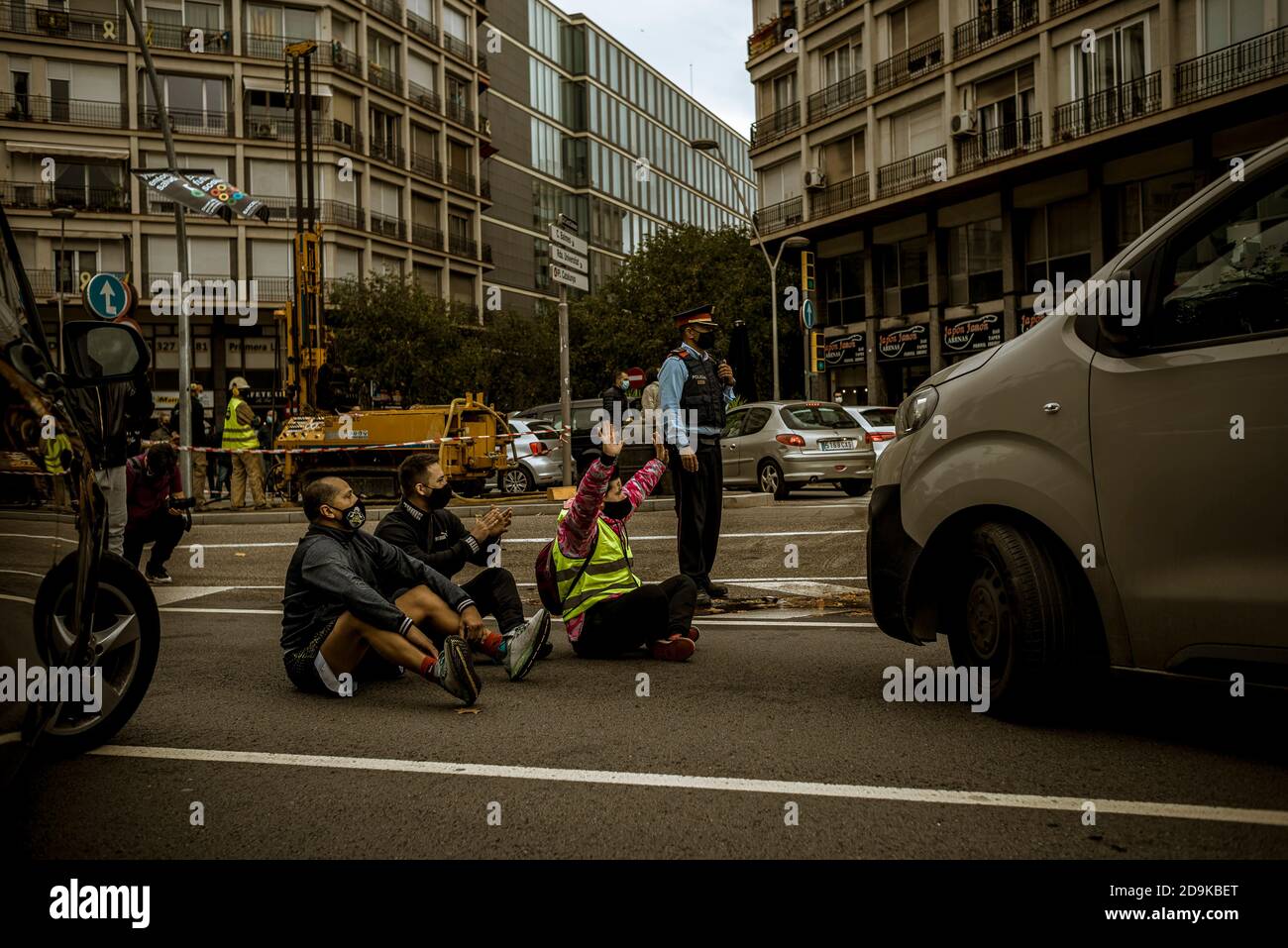Barcelona, Spain. 6th Nov, 2020. Affected protesters block a central road shouting slogans against anti-covid19 measures as closures in the hospitality and leisure sector, nocturnal curfew and limitations of social contacts imposed by the Catalan government due to the accelerated spread of the coronavirus. Credit: Matthias Oesterle/Alamy Live News Stock Photo