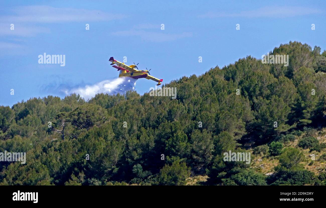 Fire fighting aircraft hires stock photography and images Alamy