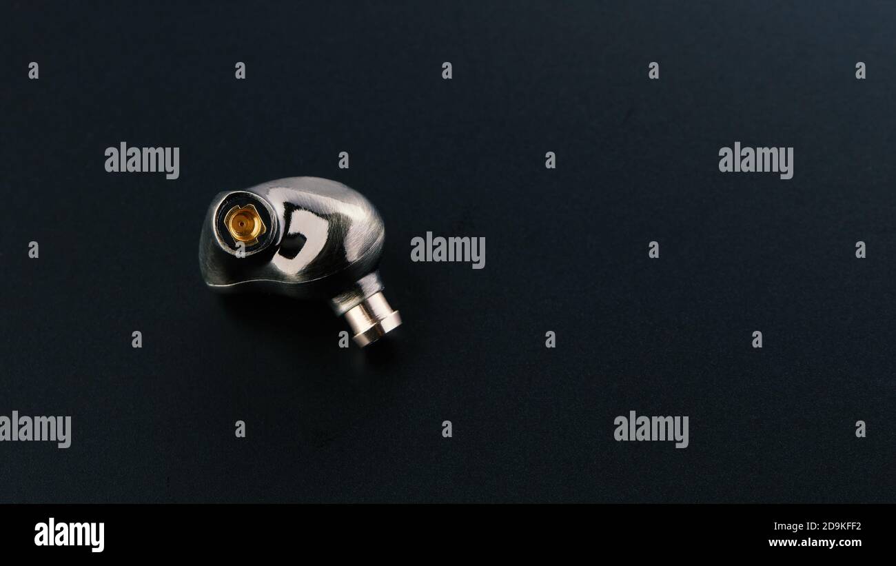 Audiophile inear earphone with connector. high quality sound