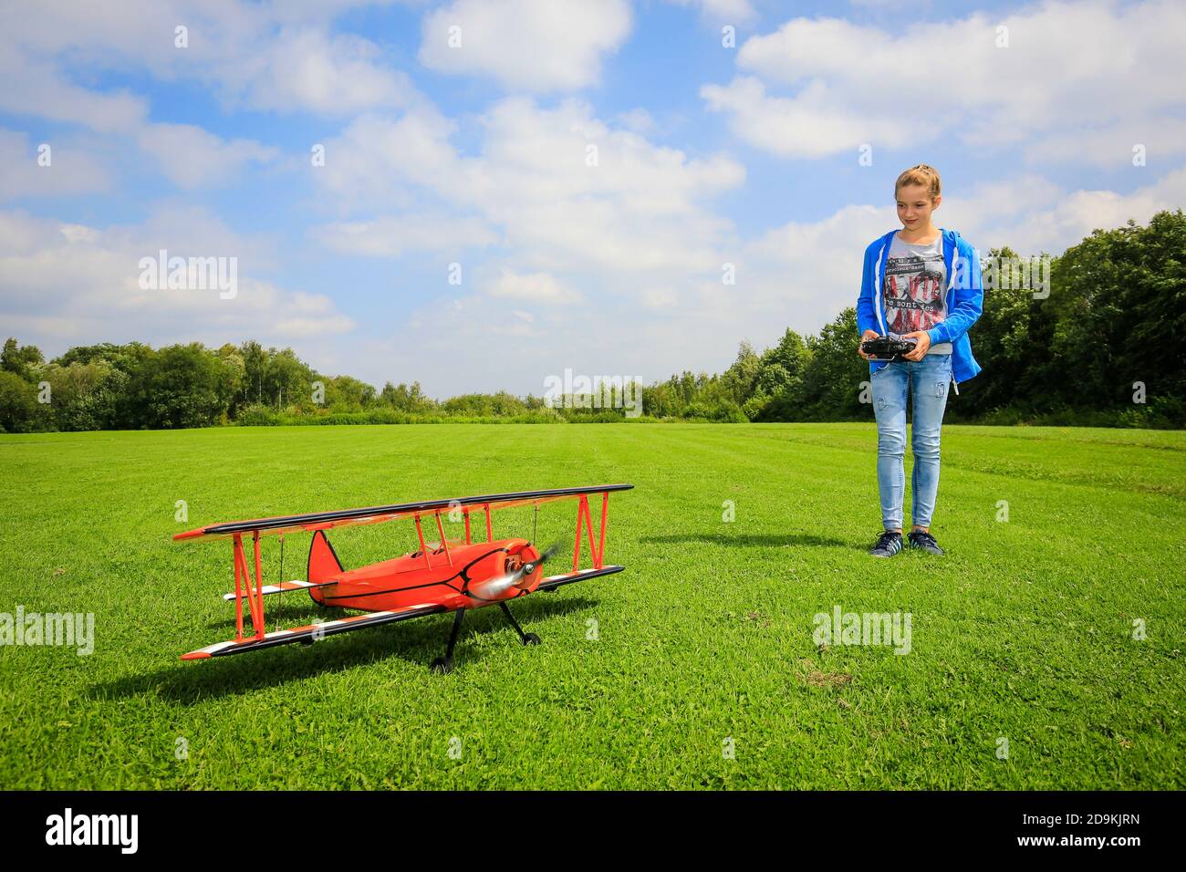 Essen, North Rhine-Westphalia, Ruhr Area, Germany, the Hallopark in the north of Essen is one of the oldest green areas in Essen, Flugmodell-Sport-Club Essen am Hallopark, girls taking flight lessons, here on the occasion of the Essen 2017 Green Capital of Europe. Stock Photo