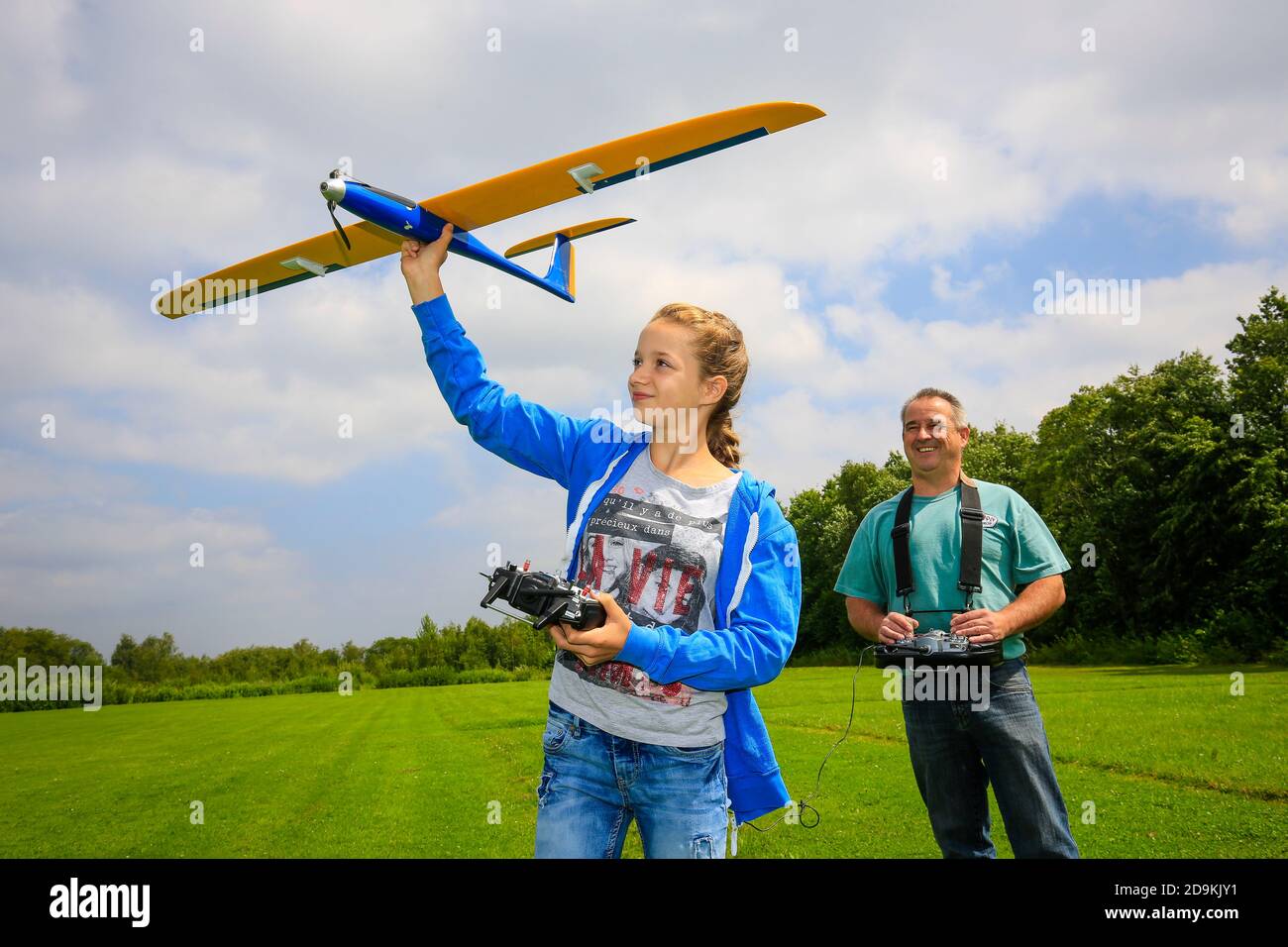 Essen, North Rhine-Westphalia, Ruhr area, Germany, the Hallopark in the north of Essen is one of the oldest green areas in Essen, Flugmodell-Sport-Club Essen am Hallopark, girls taking flight lessons with a flight instructor, here on the occasion of the Essen 2017 Green Capital of Europe. Stock Photo