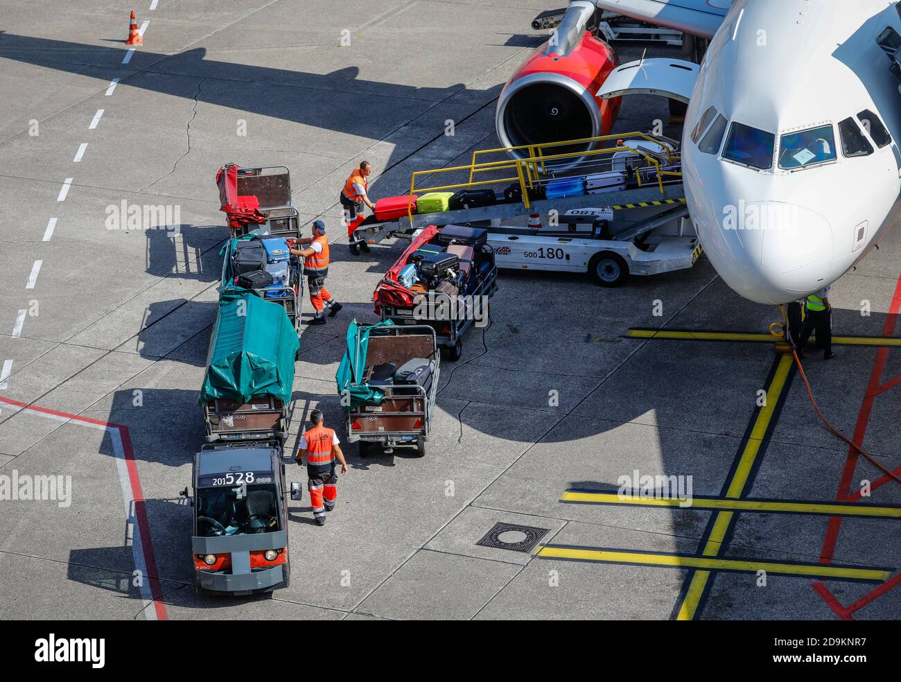 Duesseldorf, North Rhine-Westphalia, Germany, aircraft is unloaded at the gate, Duesseldorf International Airport, DUS. Stock Photo