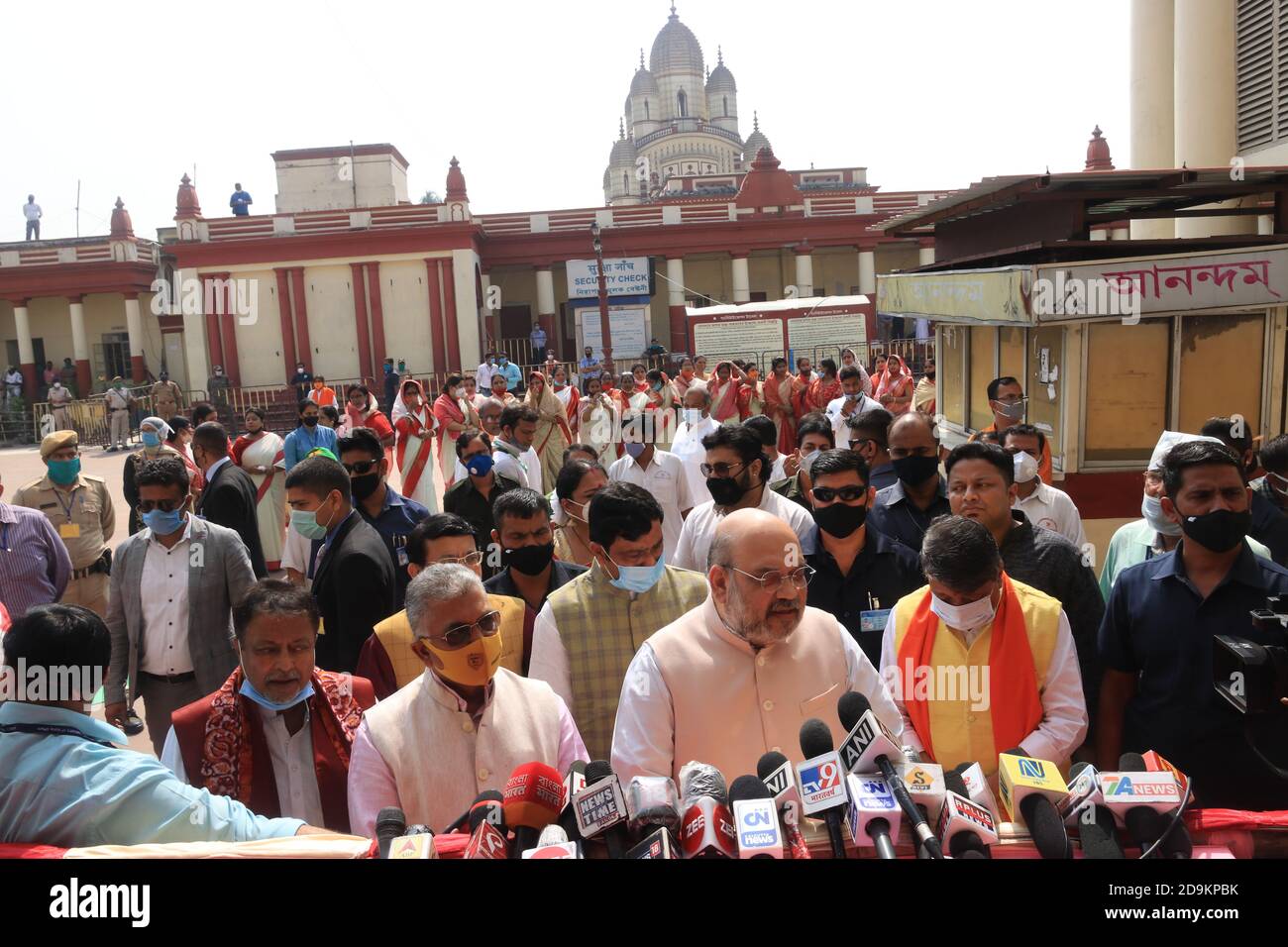 Kolkata, India. 06th Nov, 2020. Union Home Minister Amit Shah visits Dakshineswar Kali Temple. Amit Shah is on a two days visit in West Bengal ahead of the 2021 Assembly Election to take stock of the party's organizational matters. (Photo by Dipa Chakraborty/Pacific Press) Credit: Pacific Press Media Production Corp./Alamy Live News Stock Photo