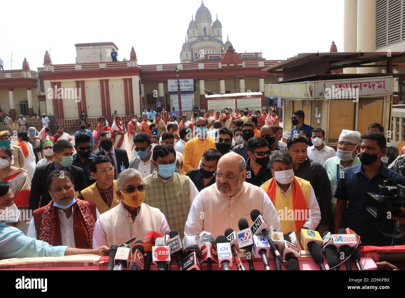 Kolkata, India. 06th Nov, 2020. Union Home Minister Amit Shah visits Dakshineswar Kali Temple. Amit Shah is on a two days visit in West Bengal ahead of the 2021 Assembly Election to take stock of the party's organizational matters. (Photo by Dipa Chakraborty/Pacific Press) Credit: Pacific Press Media Production Corp./Alamy Live News Stock Photo