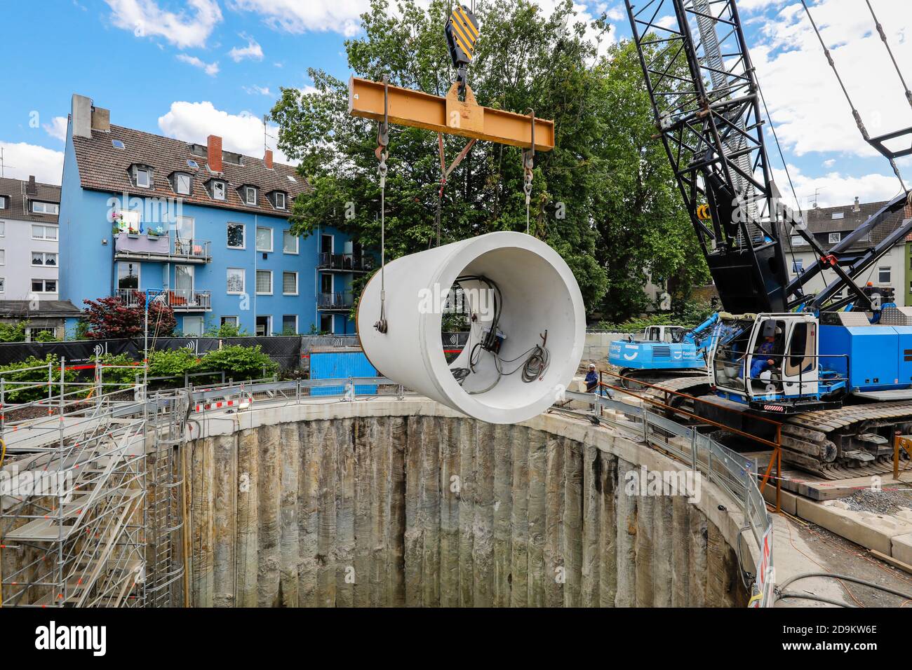 New construction of the Berne sewer, lifting the sewer pipe into the shaft during tunneling, the Berne belongs to the Emscher river system, was previously an open, above-ground wastewater sewer, Emscher conversion, Essen, Ruhr area, North Rhine-Westphalia, Germany Stock Photo