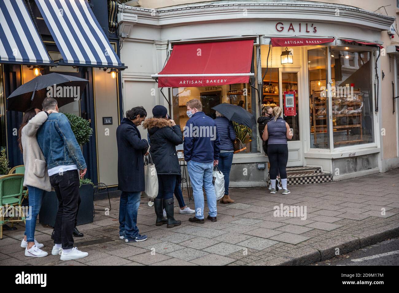 Queues build outside Gail's bakery in Wimbledon Village during the countdown to the second coronavirus lockdown in November 2020 across England, UK Stock Photo
