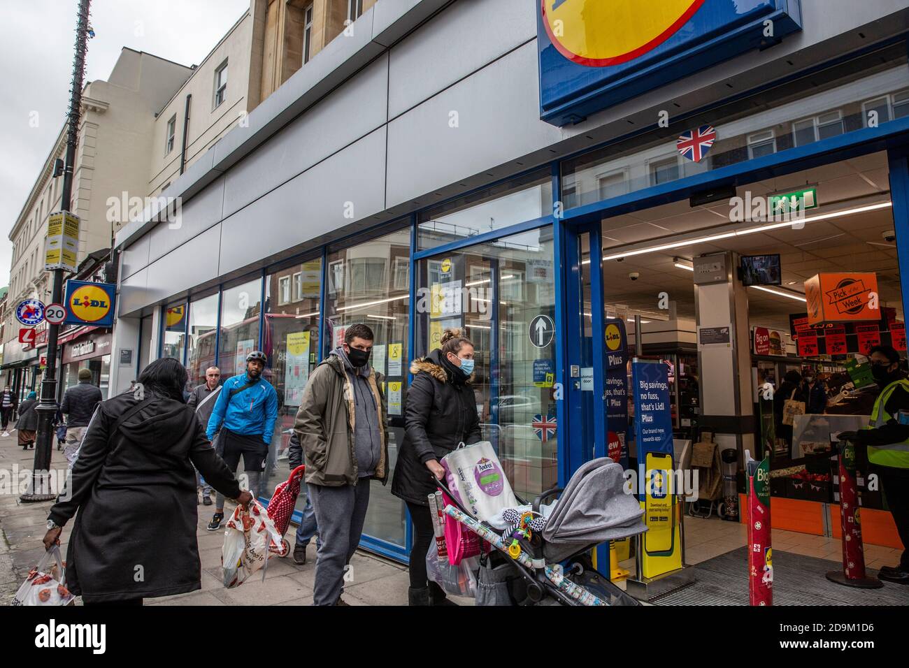 Queues of shoppers outside a LIDL supermarket in Holloway, North London, the weekend before November coronavirus lockdown restrictions, England, UK Stock Photo
