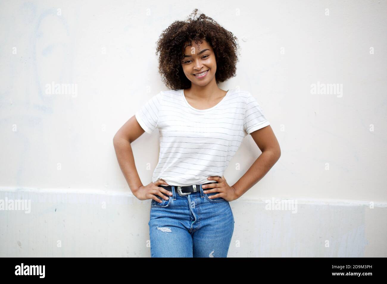 Portrait beautiful young african american woman with curly hair poising ...