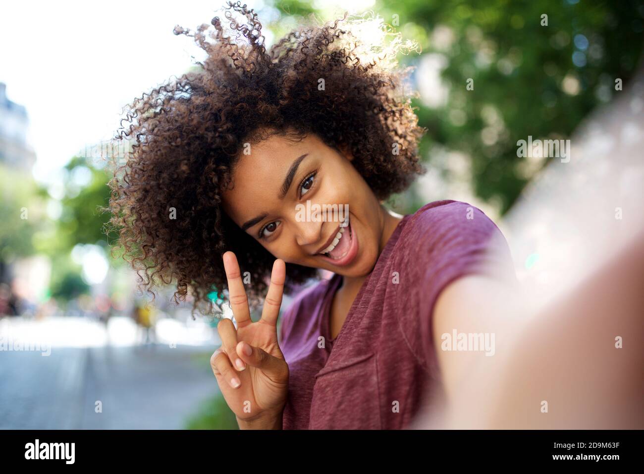 Close up portrait smiling young african american woman with curly hair ...
