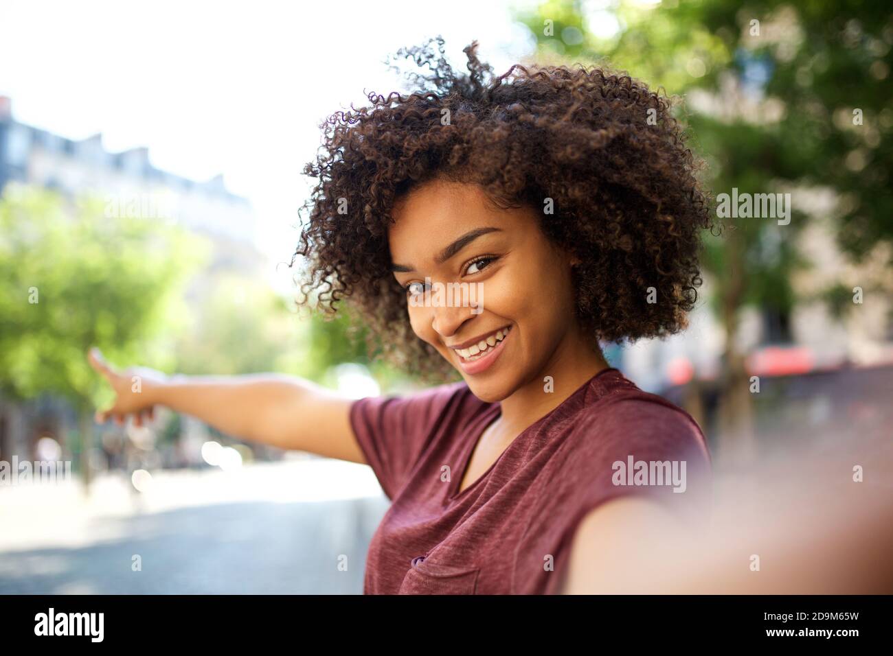 Close up portrait smiling young african american woman with curly hair ...
