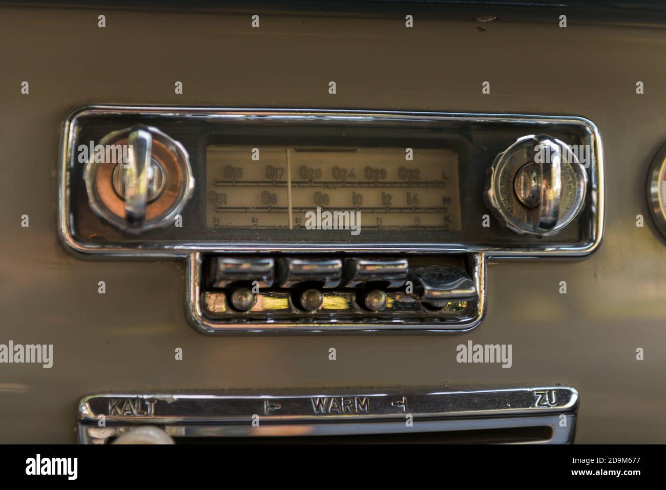 ketting Minachting gelijktijdig Oldtimer, old car, radio Stock Photo - Alamy
