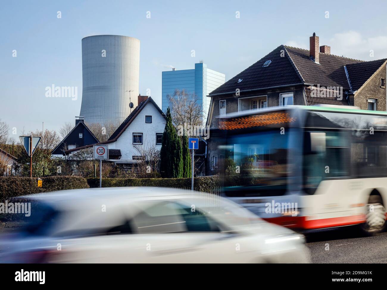 Road traffic and residential buildings in the Meistersiedlung in front of the Datteln 4 power plant, Uniper coal-fired power plant, Datteln, Ruhr area, North Rhine-Westphalia, Germany Stock Photo